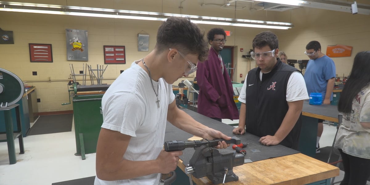 Students tour Pierpont College to learn about aviation maintenance